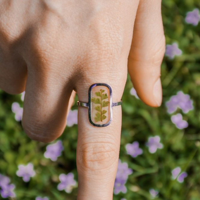 Nastavitelný minimalistický prsten s kapradím