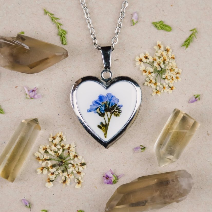 Srdíčkový medailonek s pomněnkou