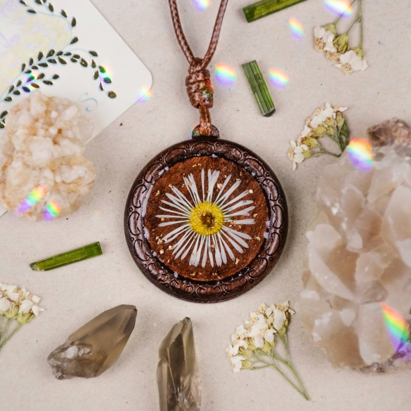 Dřevěný náhrdelník se sedmikráskou