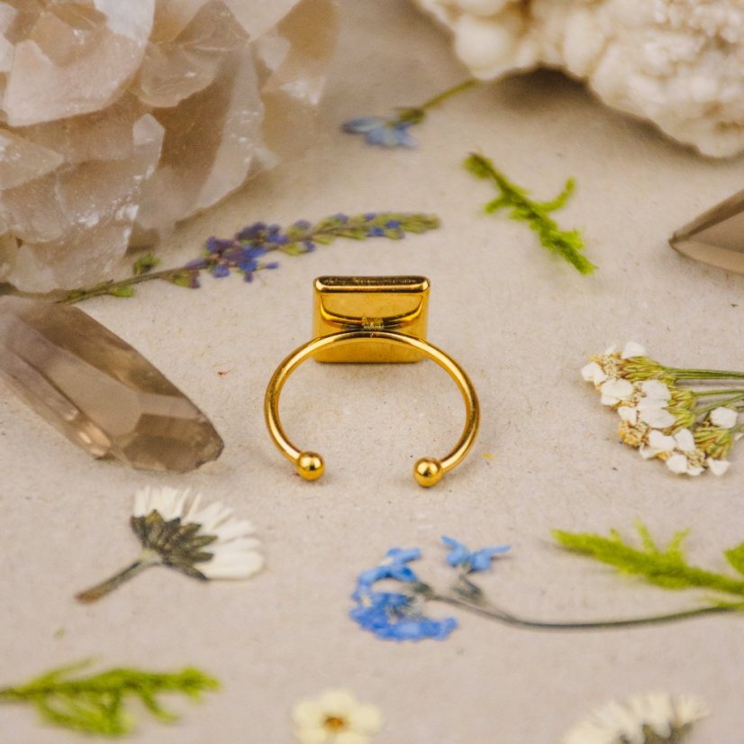 Nastavitelný prstýnek s trávničkou