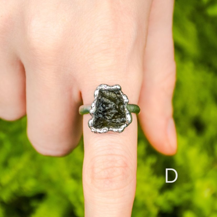 Nastavitelný cínový prsten s vltavínem