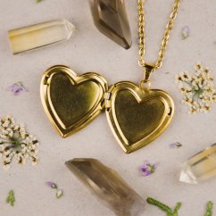 Srdíčkový medailonek s trávničkou