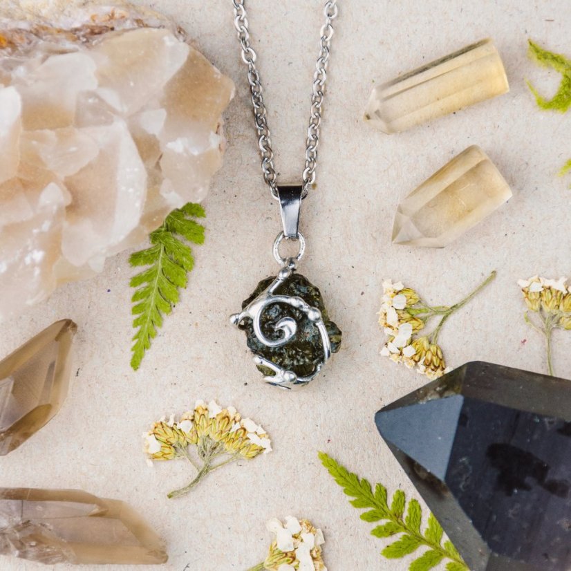 Cínový náhrdelník s vltavínem č.5