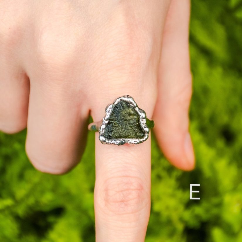 Nastavitelný cínový prsten s vltavínem