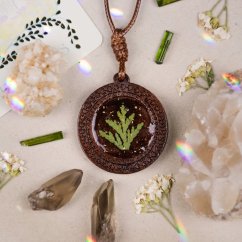 Dřevěný náhrdelník s jehličím