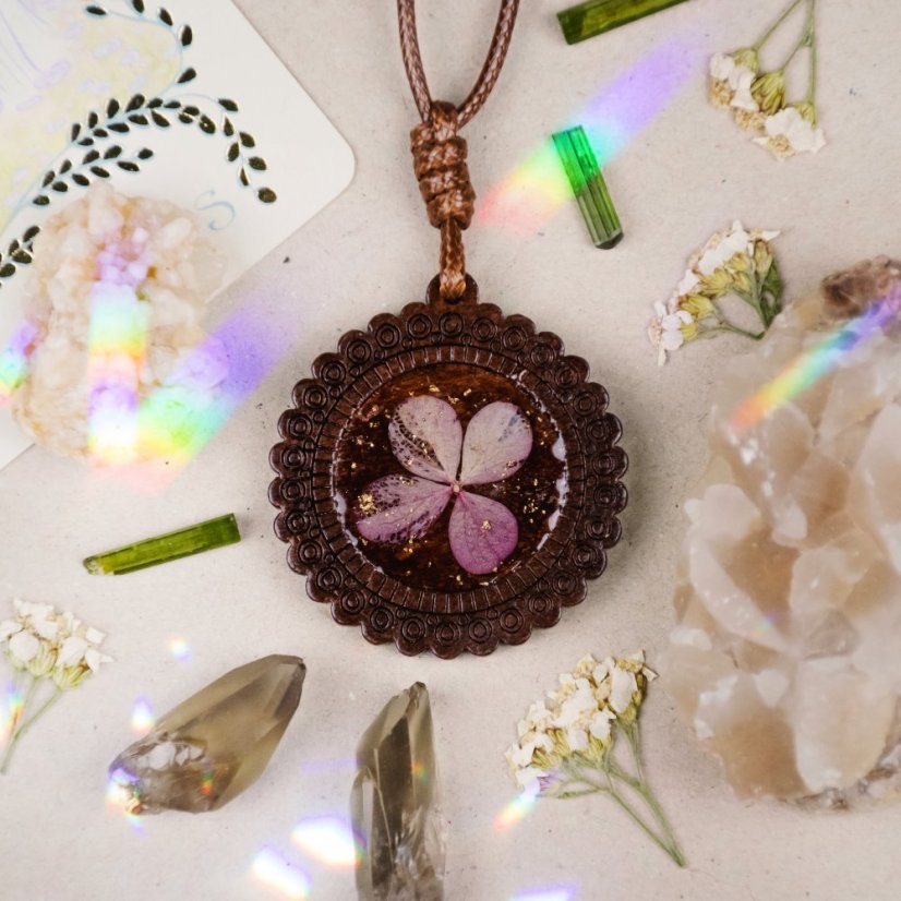 Dřevěný náhrdelník s hortenzií