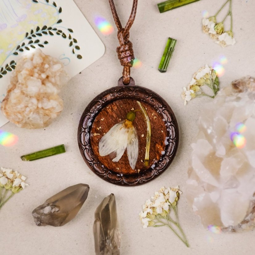 Dřevěný náhrdelník se sněženkou