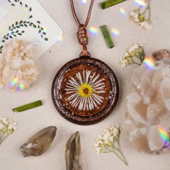 Dřevěný náhrdelník se sedmikráskou