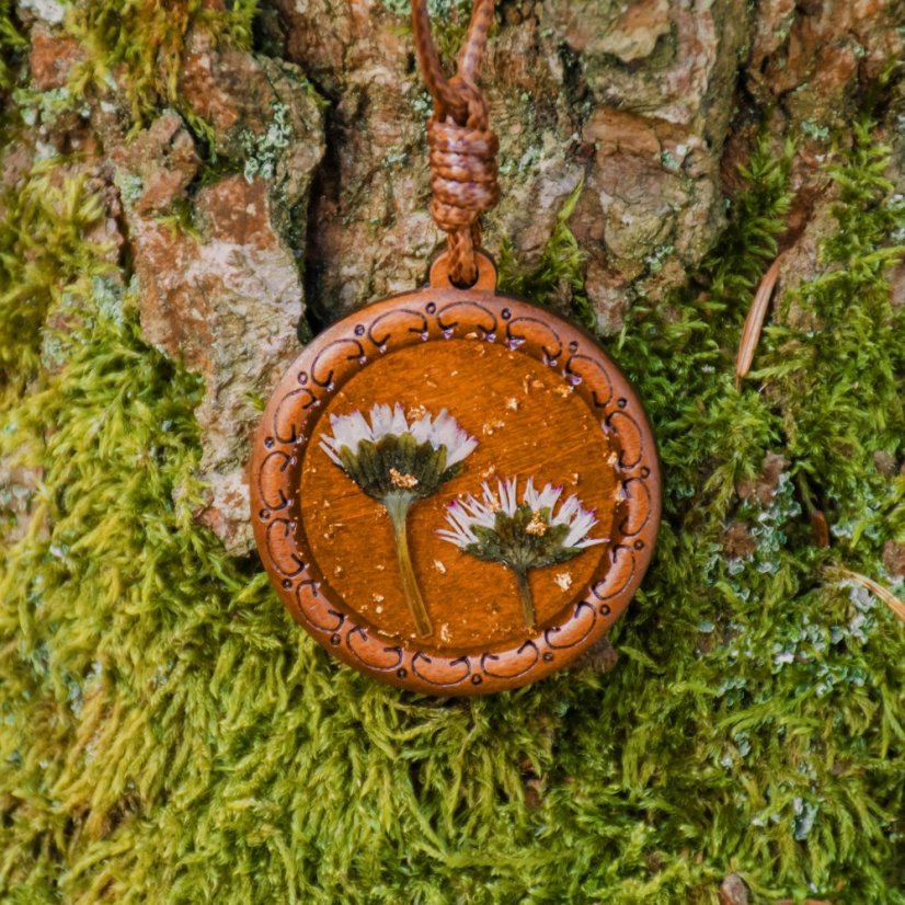 Dřevěný náhrdelník se sedmikráskami