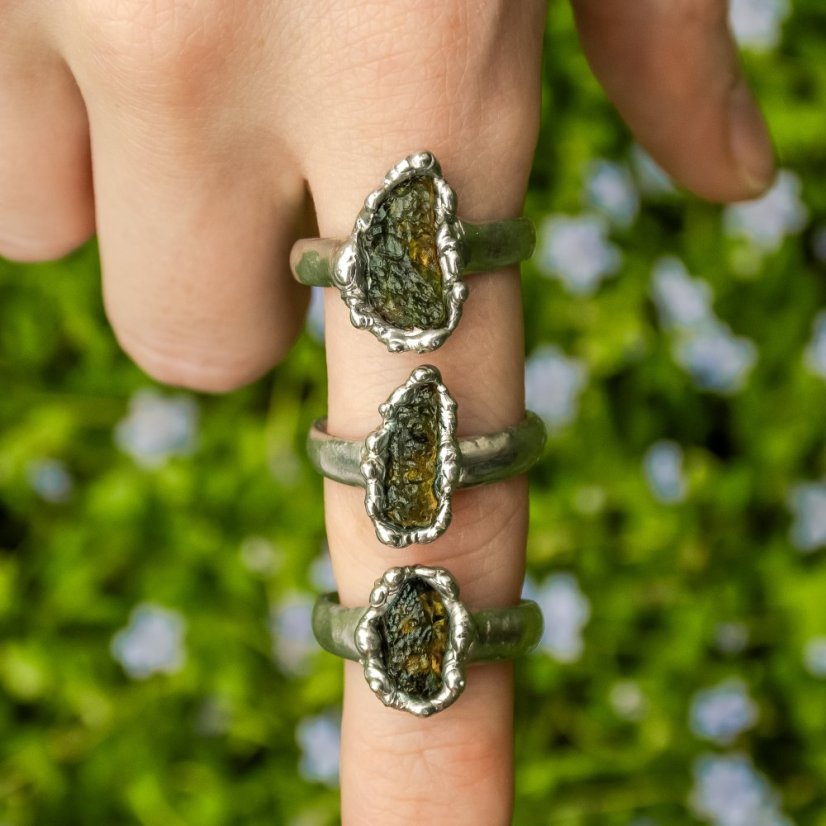 Nastavitelný cínový prsten s vltavínem