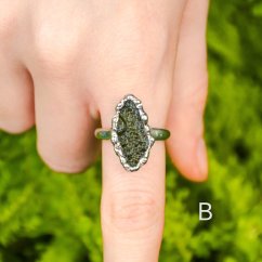 Nastavitelný cínový prsten s vltavínem