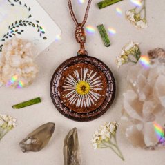 Dřevěný náhrdelník se sedmikráskou