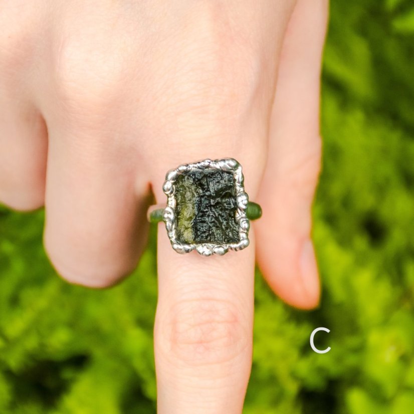 Nastavitelný cínový prsten s vltavínem