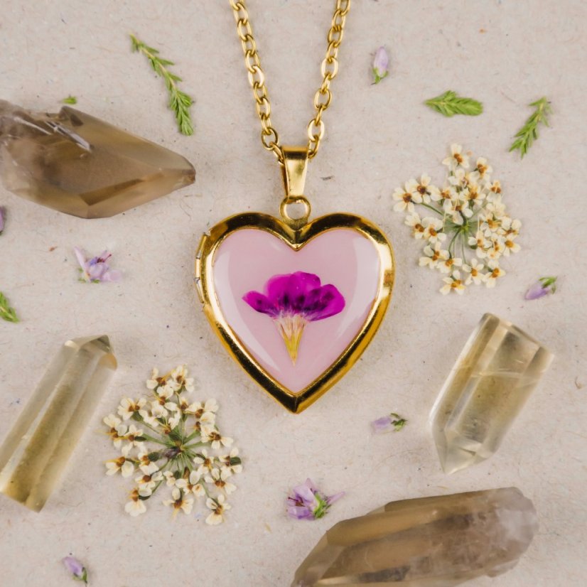 Srdíčkový medailonek s trávničkou