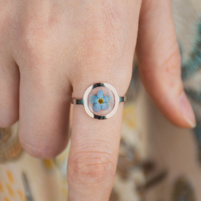 Nastavitelný minimalistický prsten s pomněnkou - Barva: Zlatá