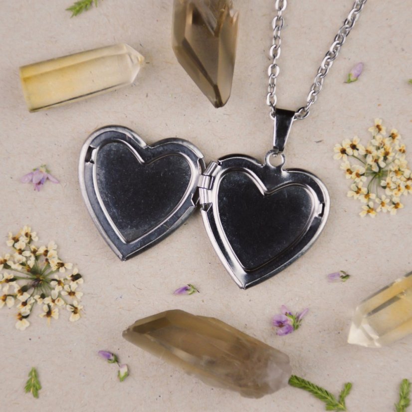 Srdíčkový medailonek s pomněnkou