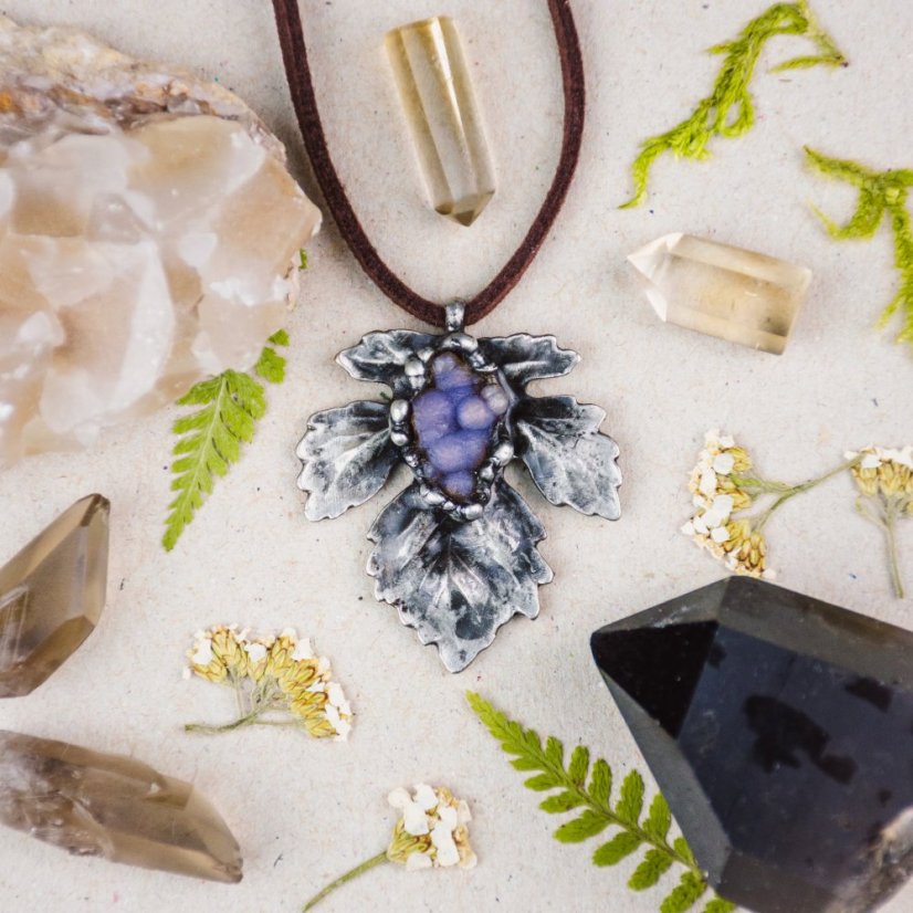 Cínový náhrdelník s hroznovým chalcedonem