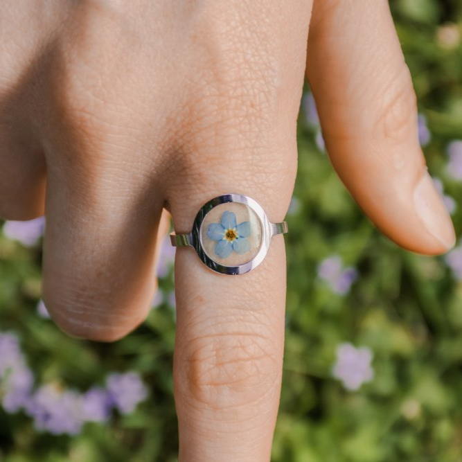 Nastavitelný minimalistický prsten s pomněnkou